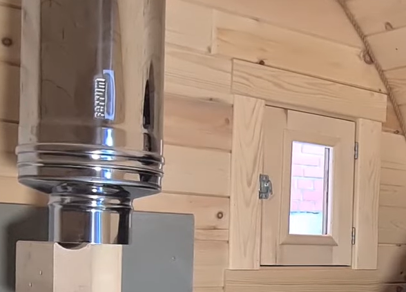 Деревянное окно в парную